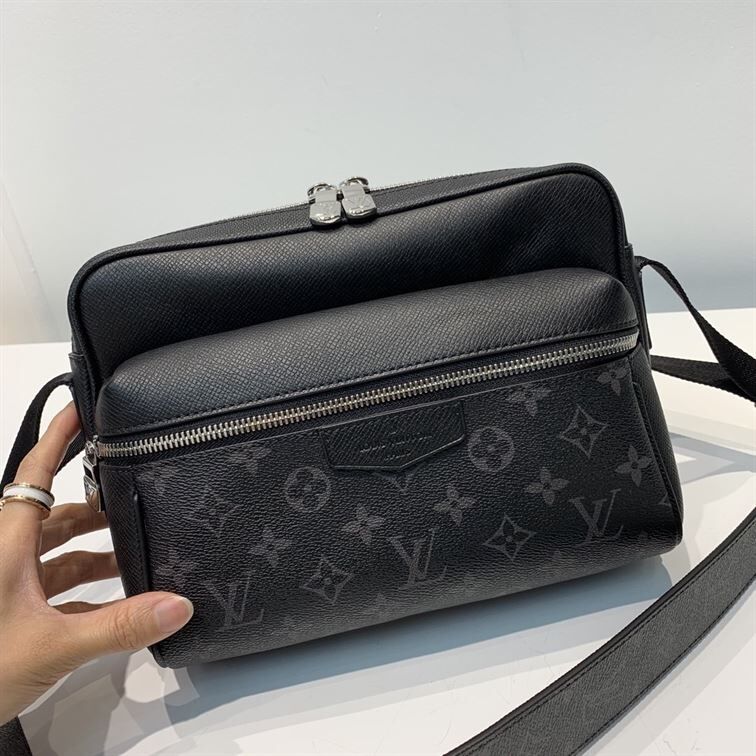 LOUIS VUITTON OUTDOOR MESSENGER – LVB018