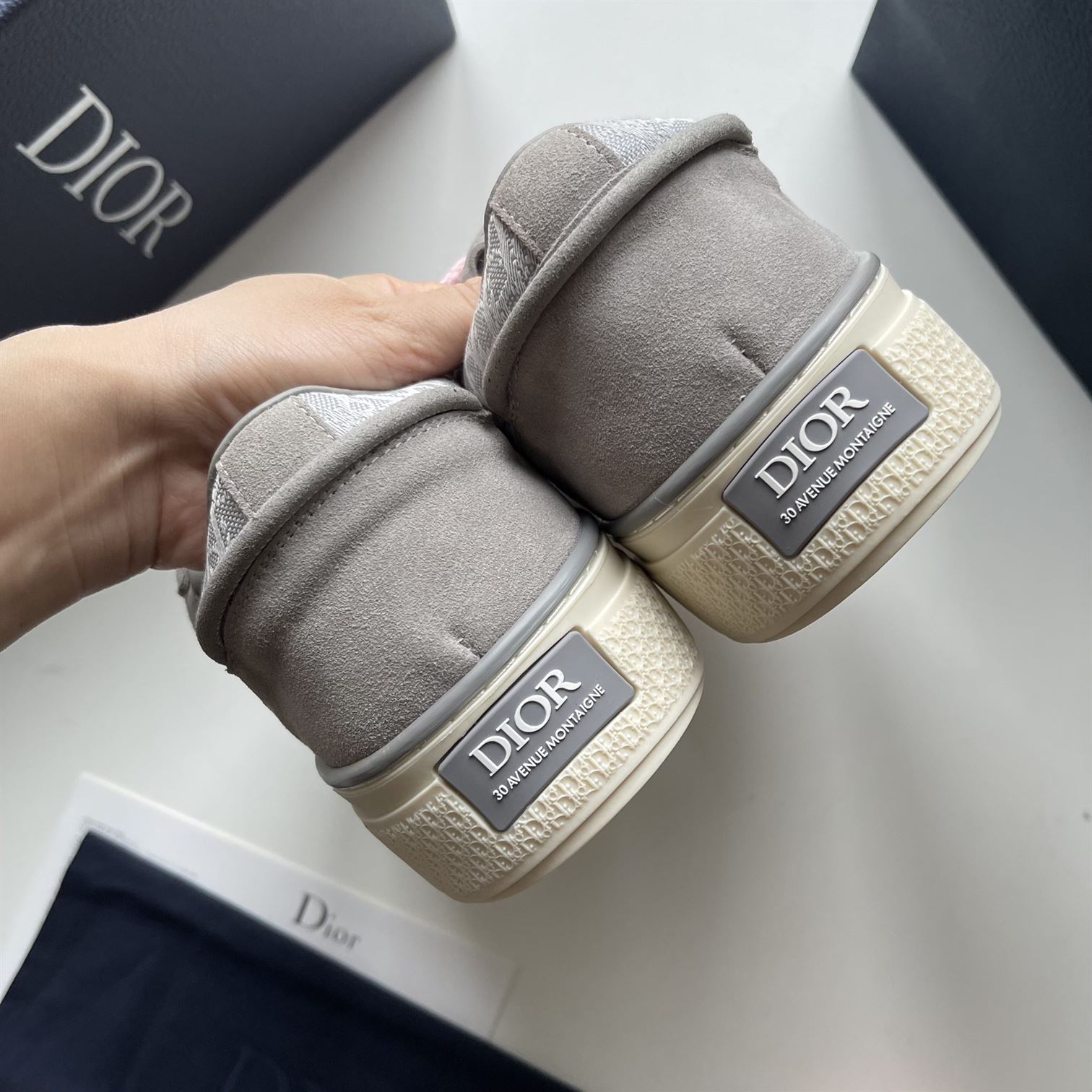 DIOR B33 SNEAKER GRAY AND WHITE DIOR OBLIQUE JACQUARD – DO130