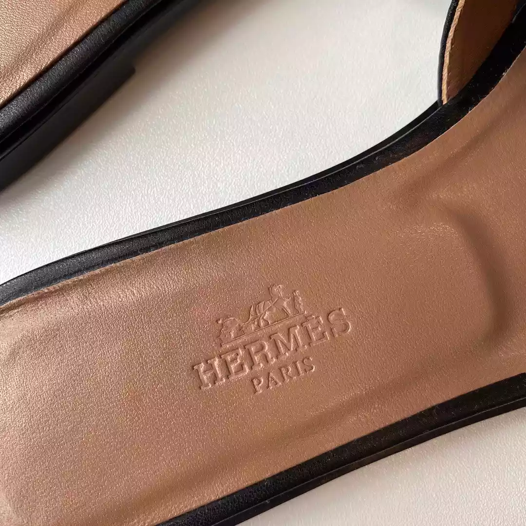 HERMES ORAN SLIDE SANDALS IN BLACK SWIFT CALFSKIN – HMSD117