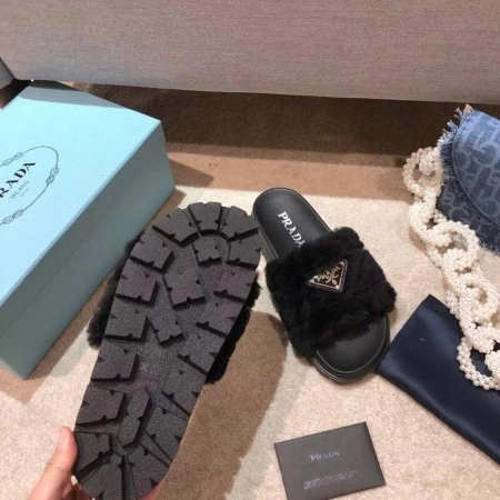 PRADA WOMEN’S SLIDES IN BLACK SHEARLING – PSD074