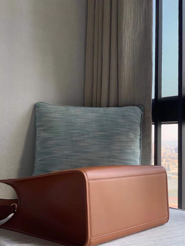 FENDI SUNSHINE MEDIUM BROWN LEATHER SHOPPER – F018