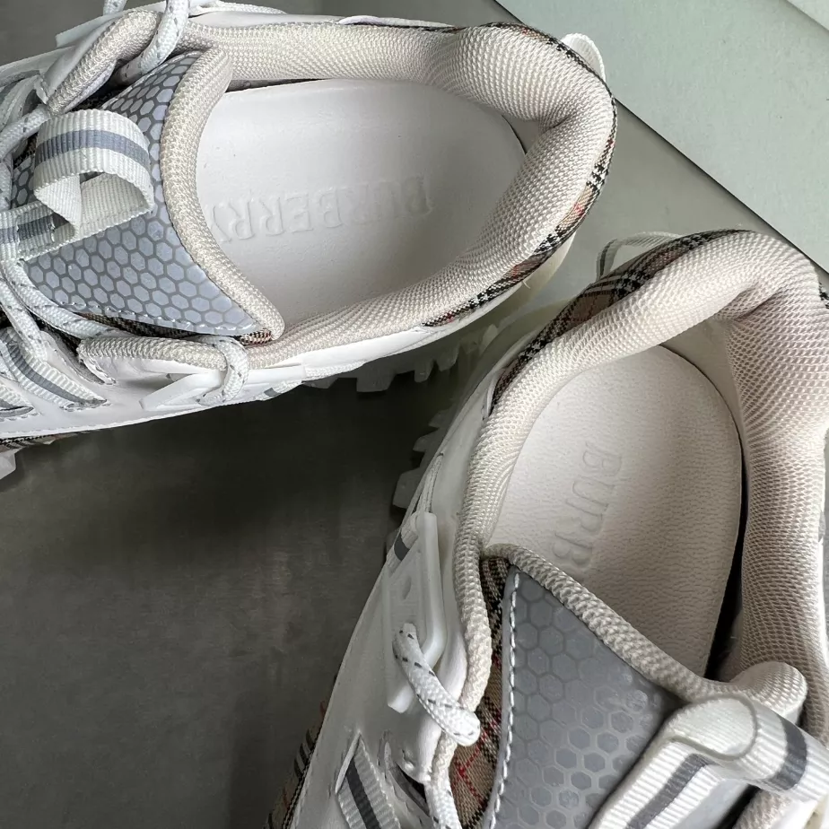 BURBERRY SNEAKERS – BBR050