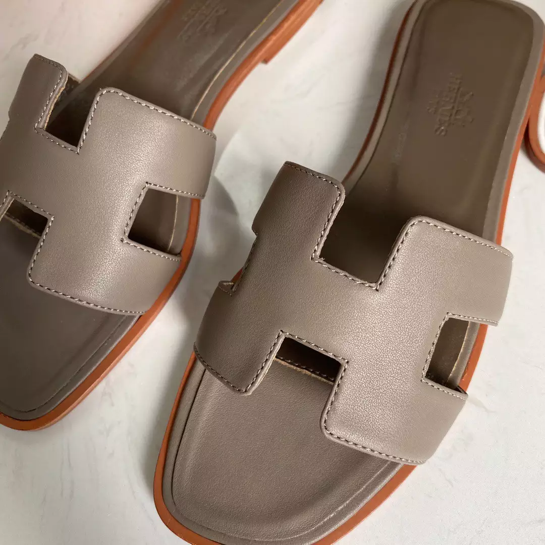 HERMES ORAN SLIDE SANDALS IN TAUPE SWIFT CALFSKIN – HMSD116