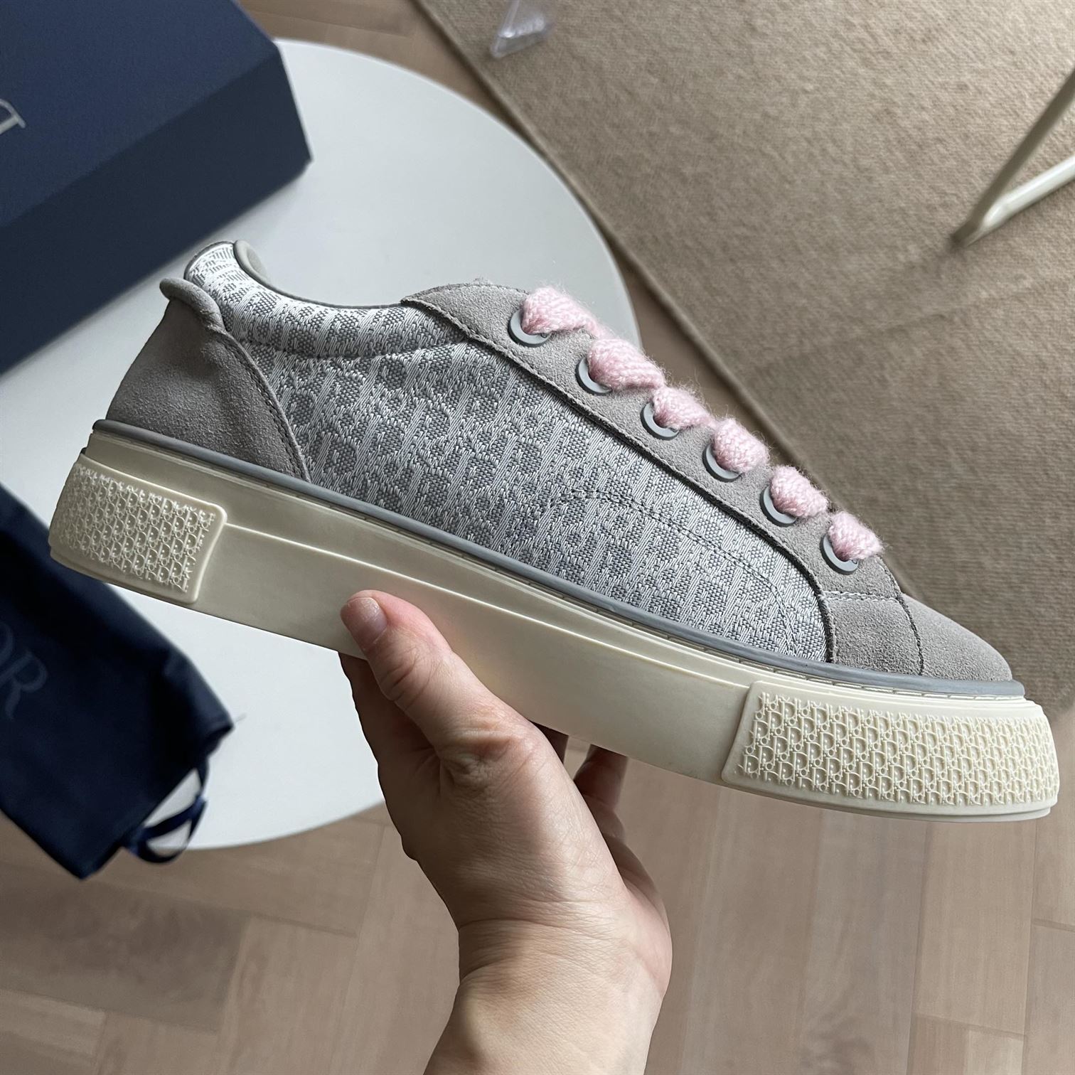 DIOR B33 SNEAKER GRAY AND WHITE DIOR OBLIQUE JACQUARD – DO130