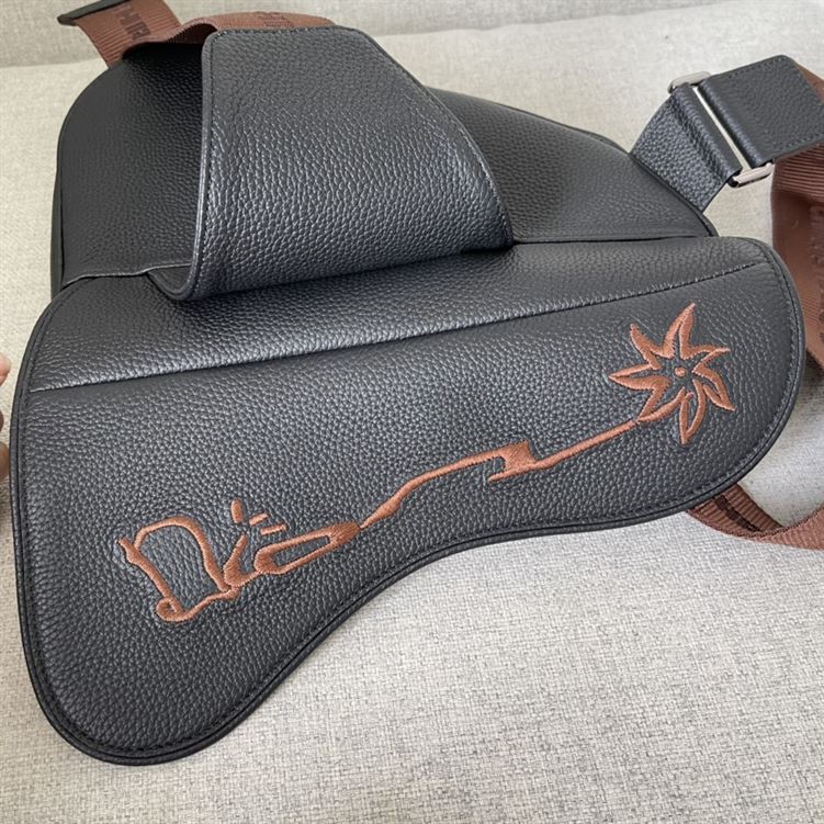 DIOR CACTUS JACK DIOR SADDLE BAG BLACK GRAINED CALFSKIN WITH EMBROIDERED SIGNATURE – DIO019