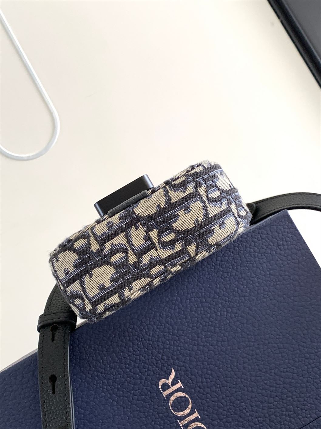 DIOR SADDLE VERTICAL POUCH WITH STRAP – DIO048