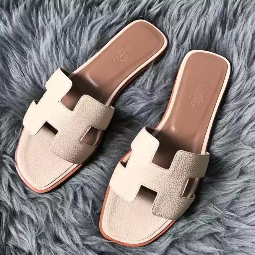 HERMES ORAN SLIDE SANDALS IN BETON CLEMENCE LEATHER – HMSD107