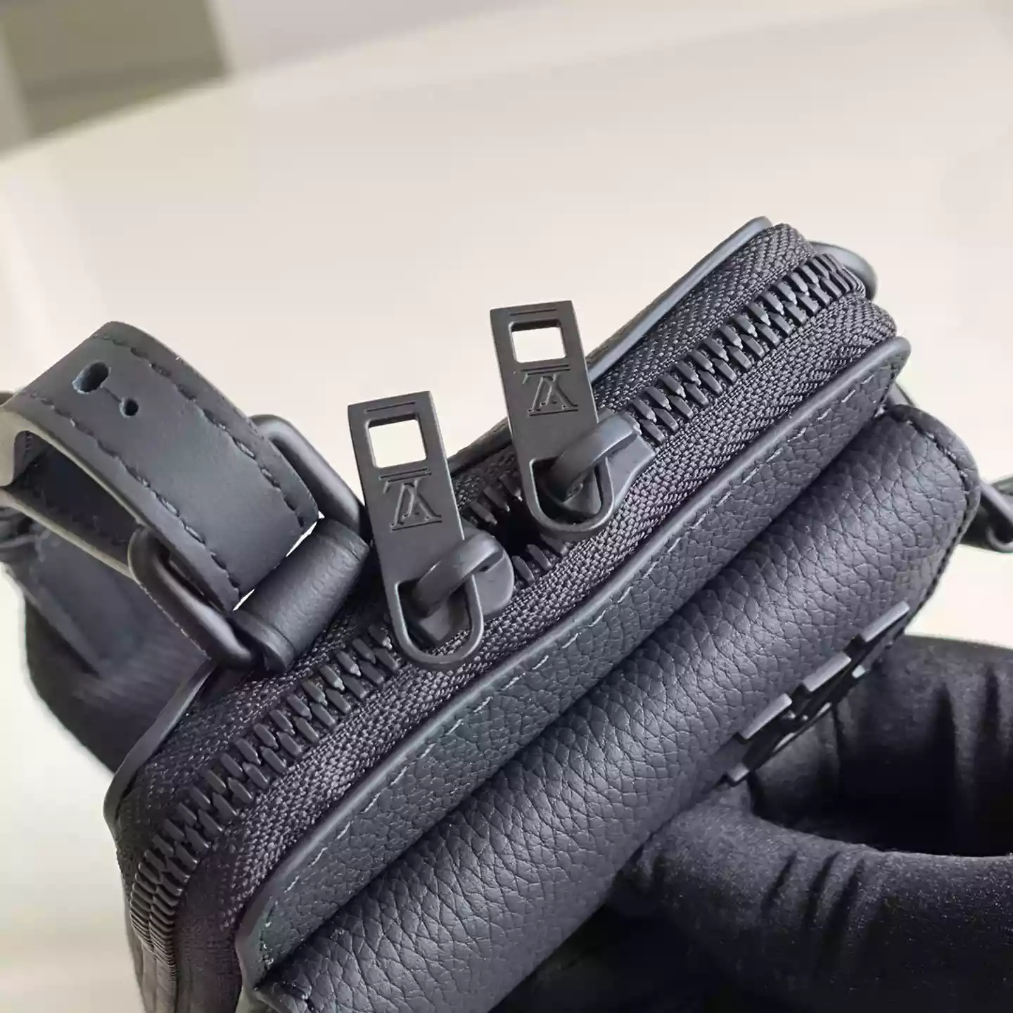 M57089 Phone Pouch Black Grained Calf Leather – LW259