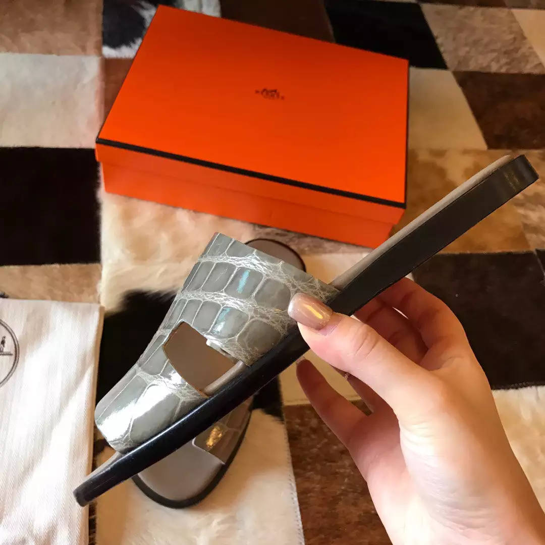 HERMES MEN’S IZMIR SANDALS IN GREY SHINY NILOTICUS CROCODILE LEATHER – HMSD032