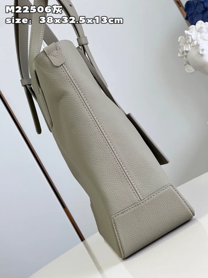 Fastline Tote Cowhide Leather M22506 – LW212