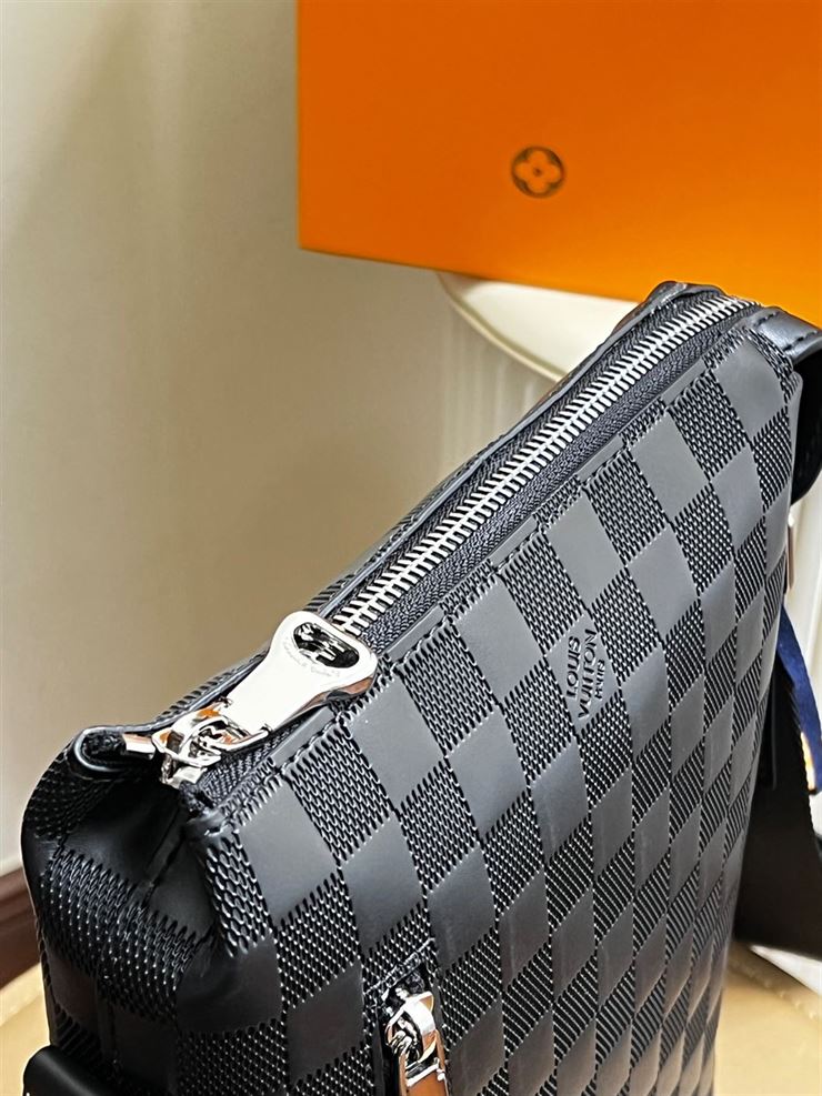 LOUIS VUITTON DISCOVERY MESSENGER BB DAMIER INFINI – LVB043
