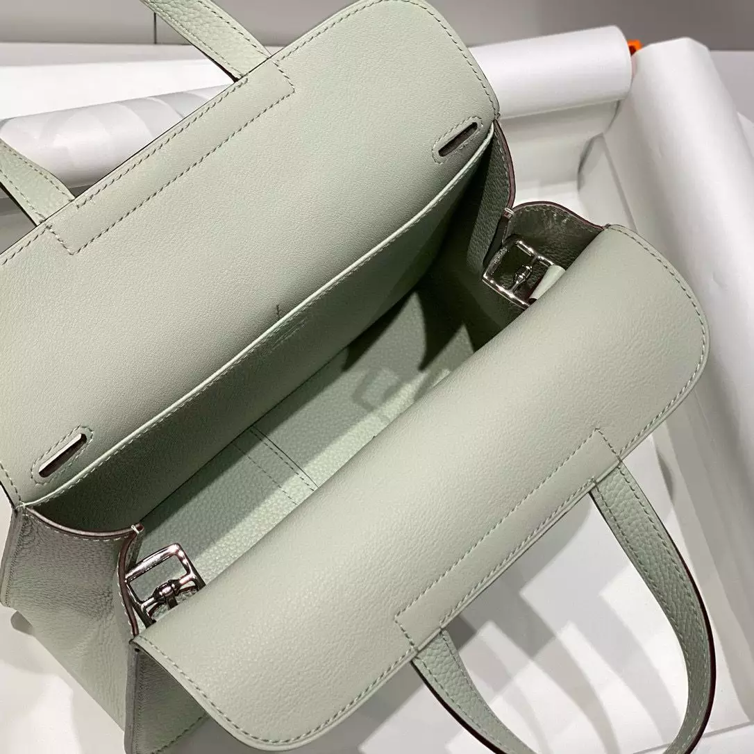 Hermes Halzan 25 Bag in Vert Fizz Clemence Leather – HW086