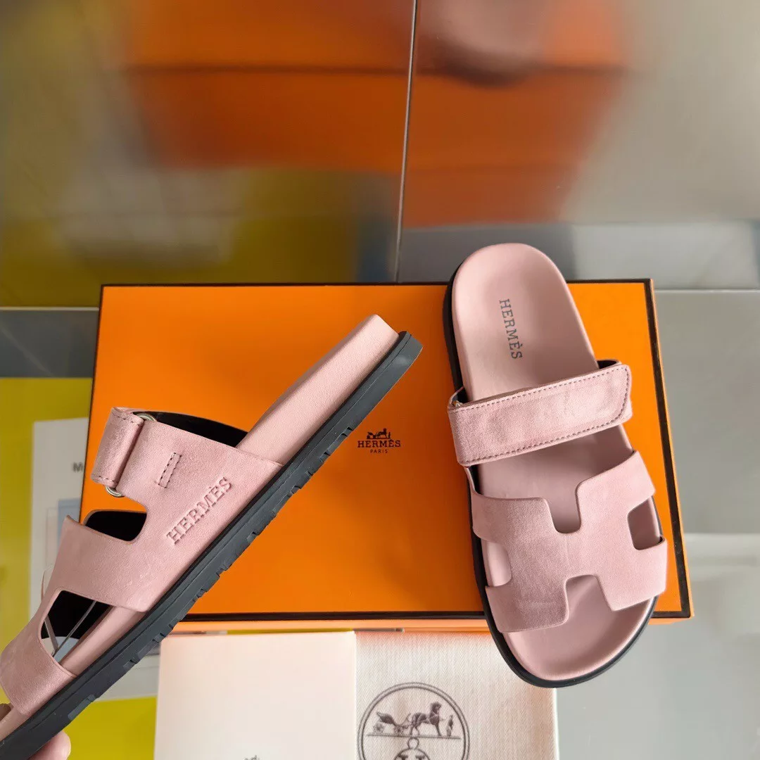 HERMES WOMEN’S CHYPRE SANDALS IN PINK SUEDE CALFSKIN – HMSD016