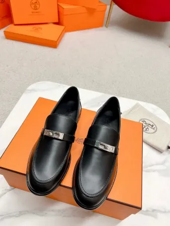 Hermes Women’s Destin Loafers in Black Leather – HM073