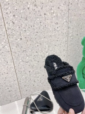 PRADA WOMEN’S SLIPPERS IN BLACK SHEARLING – PSD049