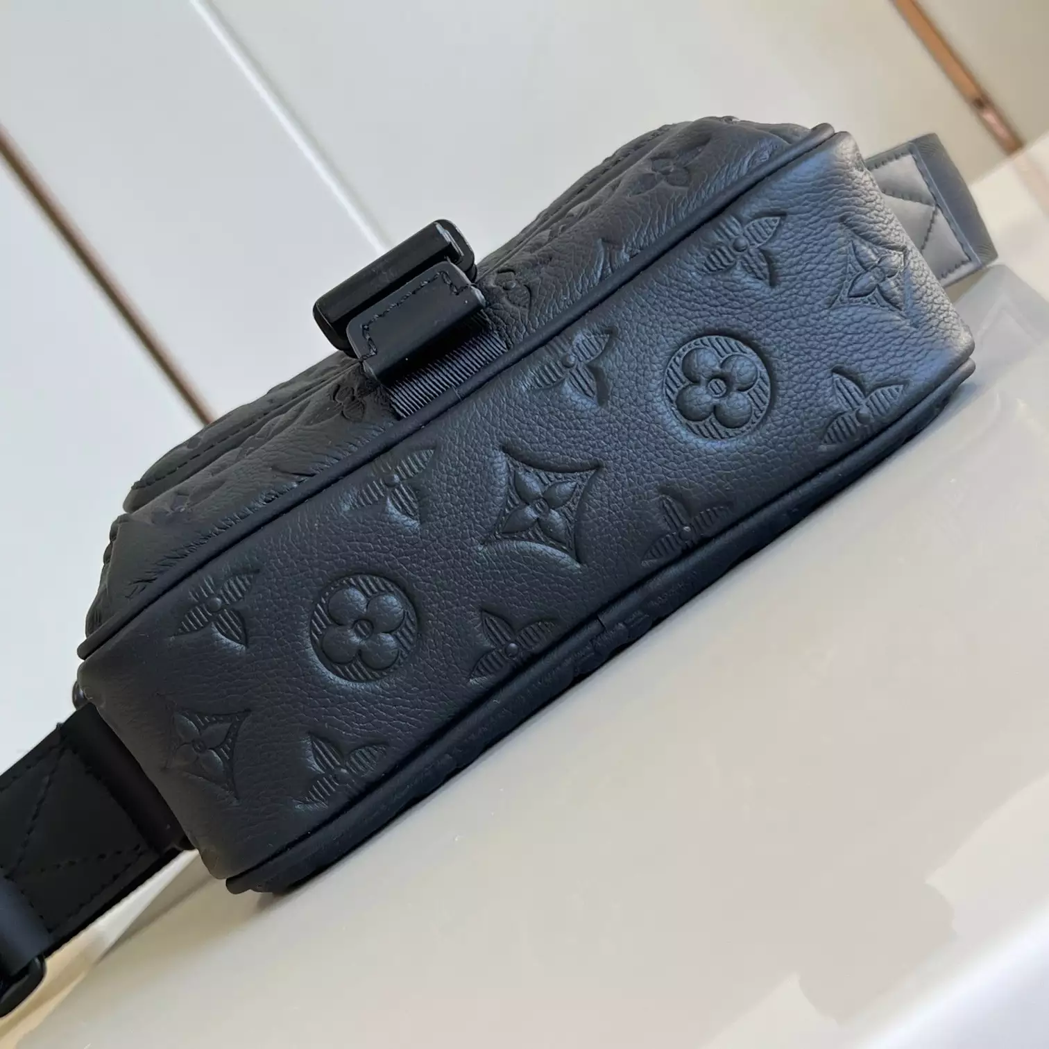 GETAWAY MESSENGER BAG BLACK MONOGRAM SHADOW M12516 – LW428