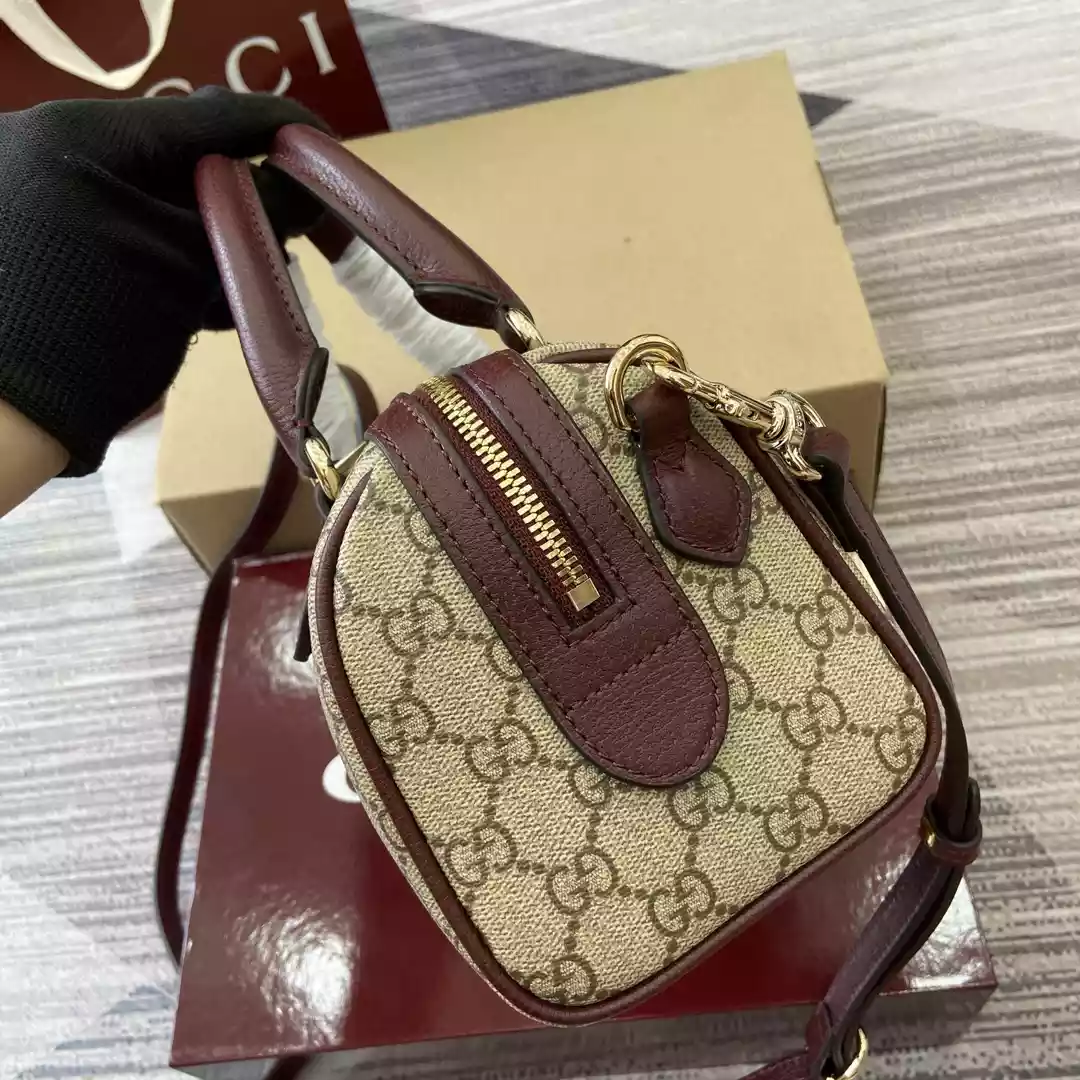 Gucci Savoy medium duffle bag in Beige GG Canva – BG085