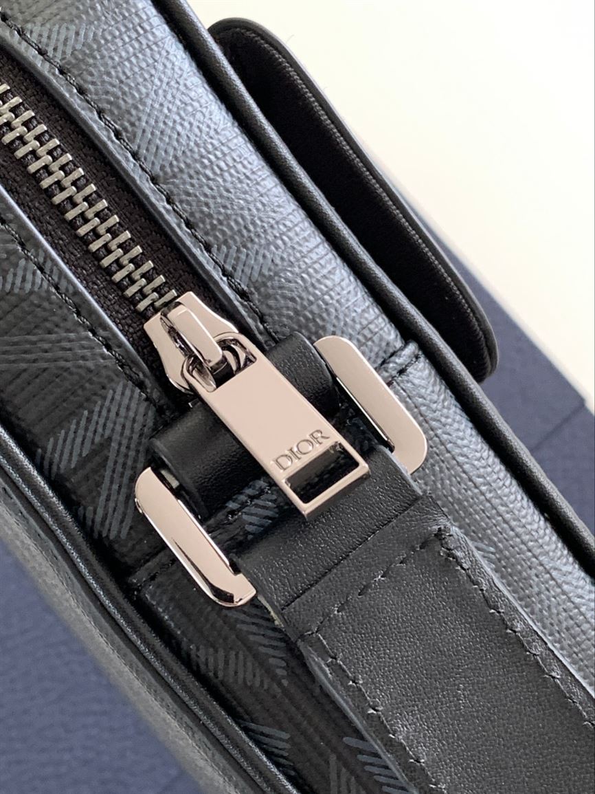 DIOR HIT THE ROAD VERTICAL POUCH – DIO047