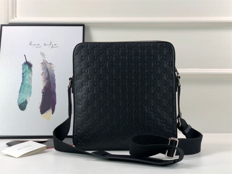 GUCCI SIGNATURE LEATHER FLAT MESSENGER – BG044