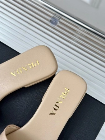 PRADA WOMEN’S SLIDES IN BEIGE SAFFIANO LEATHER – PSD062