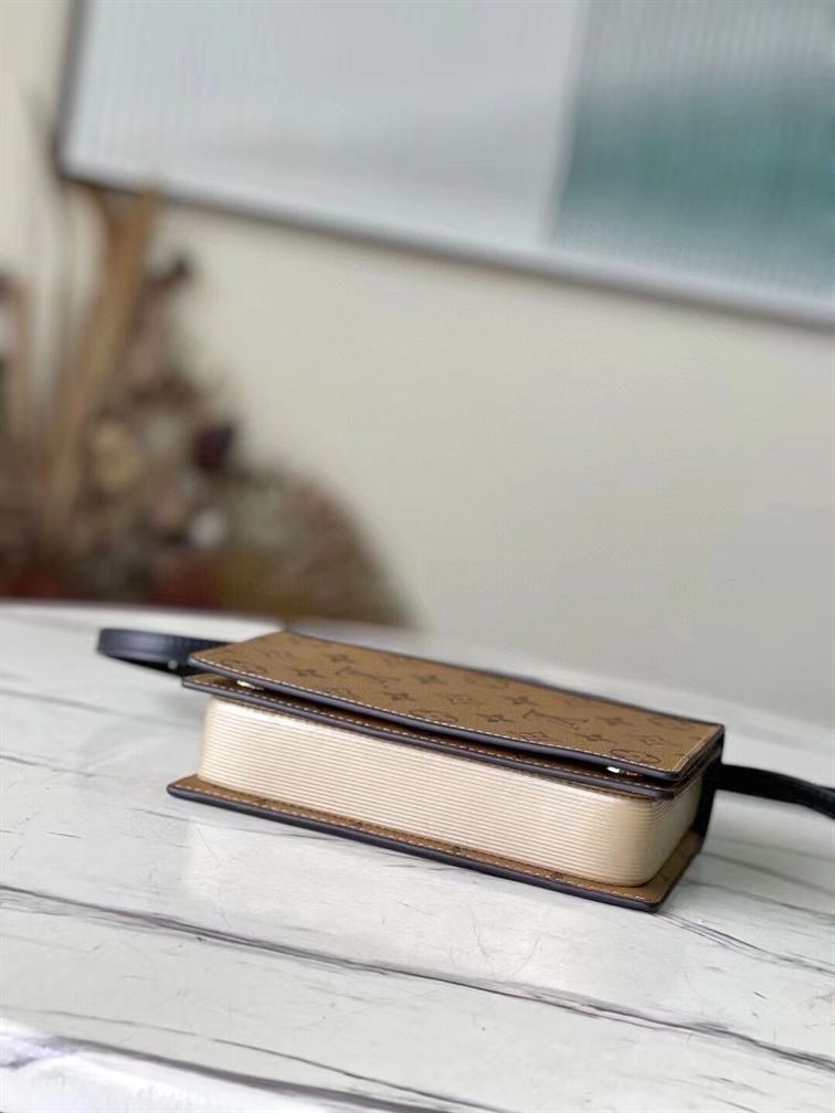 LOUIS VUITTON LV BOOK CHAIN WALLET – LW137