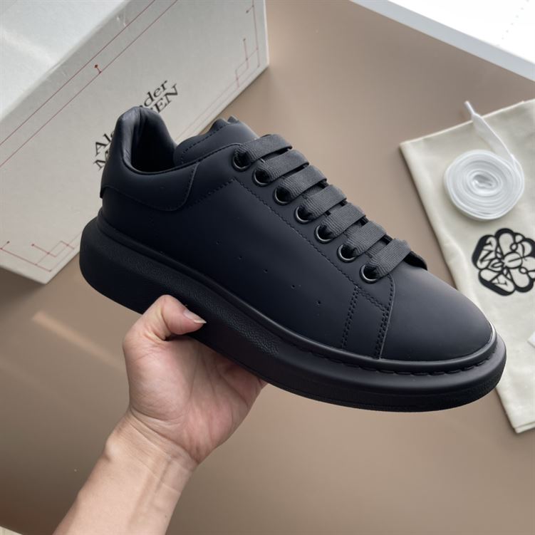 ALEXANDER MCQUEEN OVERSIZED SNEAKER BLACK SUEDE – ALD016