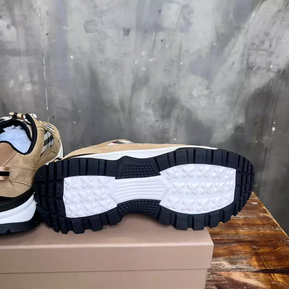BURBERRY SNEAKERS – BBR104