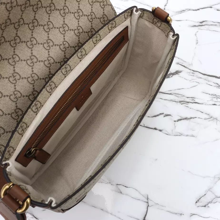 GUCCI MEN’S GG CANVAS EMBLEM MEDIUM CROSSBODY BAG BEIGE 2025 – BG095
