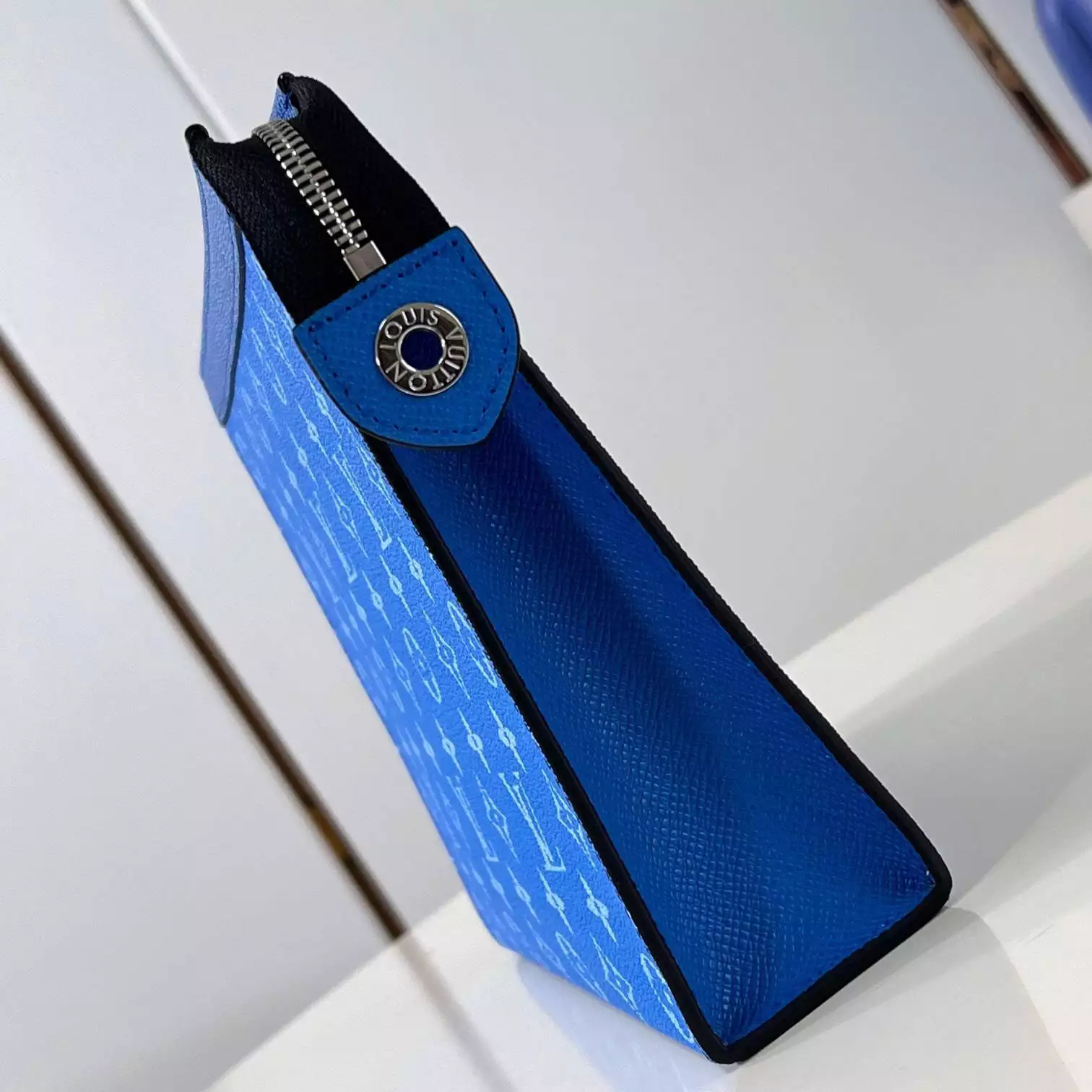 POCHETTE VOYAGE MM BLUE TAIGA COWHIDE LEATHER M30423 – LW408