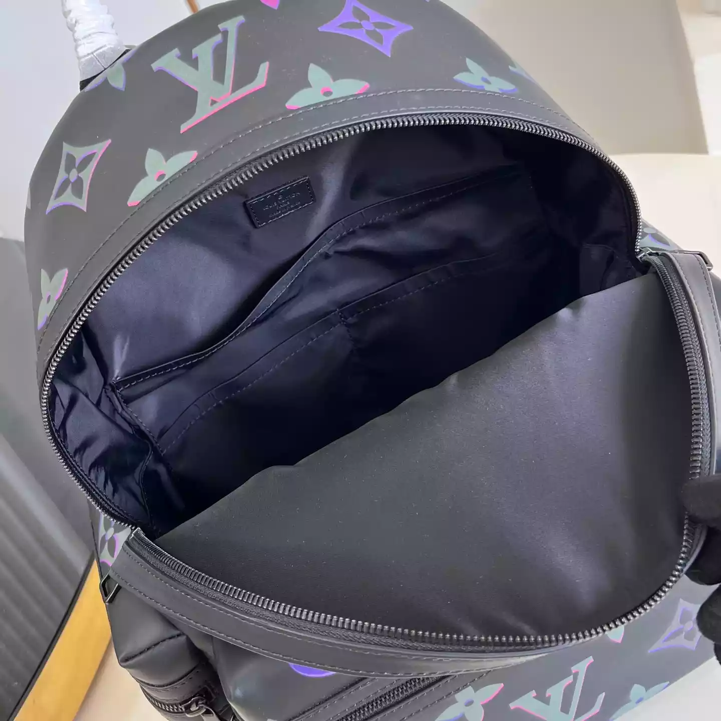 COMET CALF LEATHER BACKPACK IN BLACK M22488 – LW351