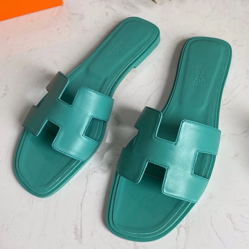 HERMES ORAN SLIDE SANDALS IN LAKE GREEN SWIFT CALFSKIN – HMSD118