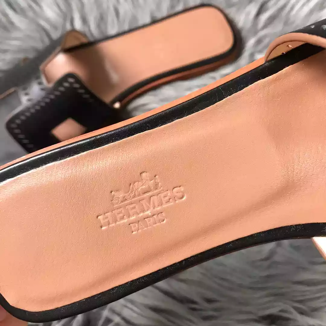 HERMES ORAN SLIDE SANDALS IN BLACK SWIFT PERFORATED CALFSKIN – HMSD100