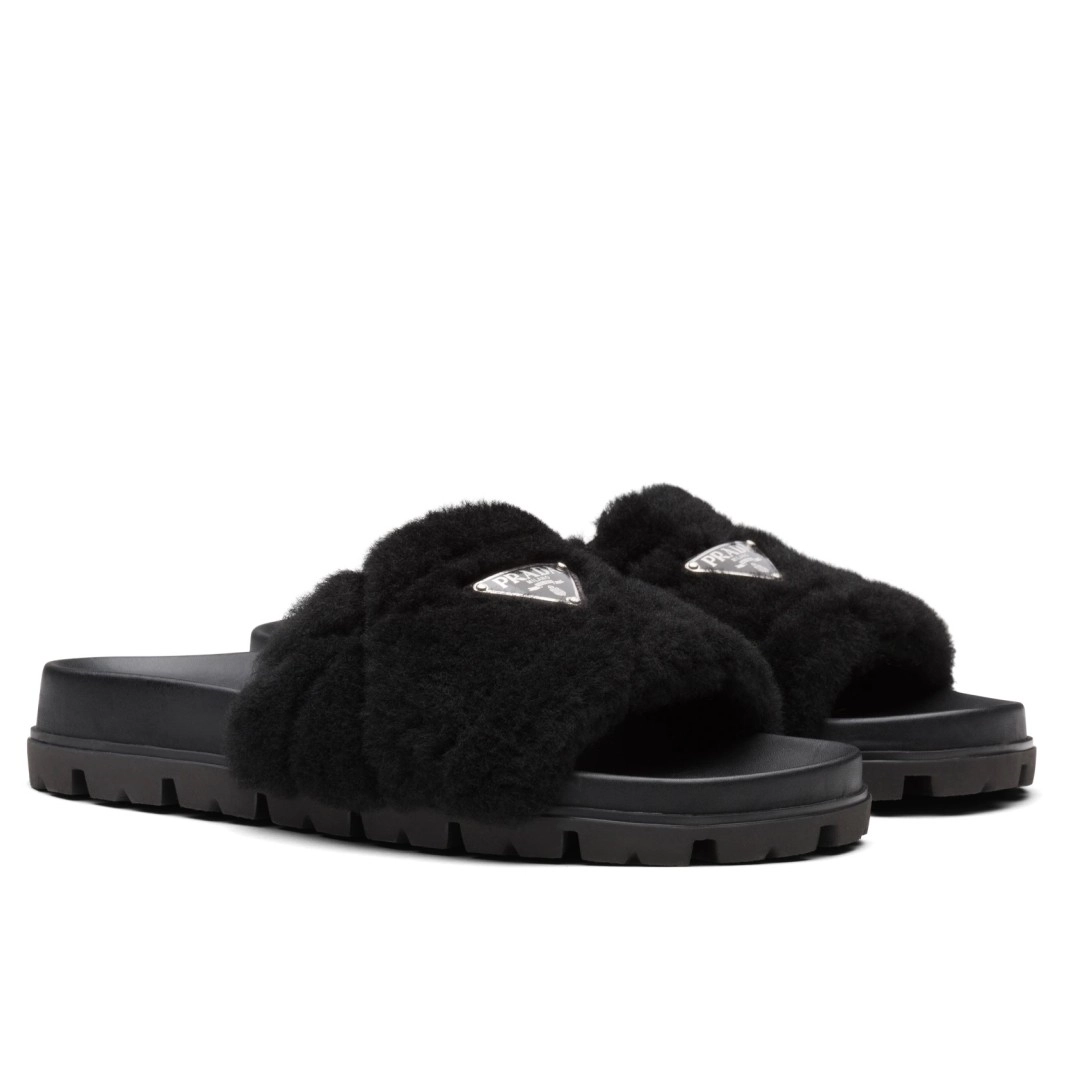 PRADA WOMEN’S SLIDES IN BLACK SHEARLING – PSD074