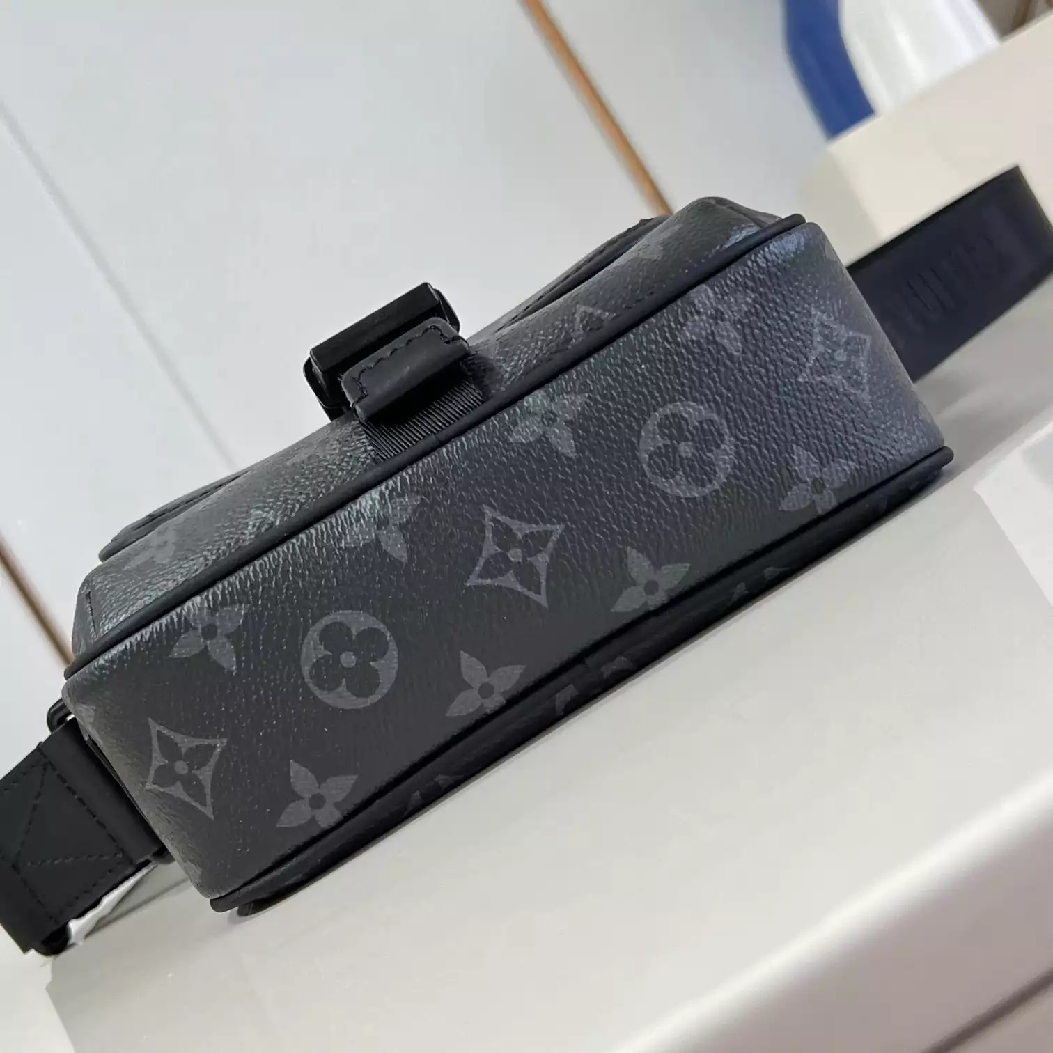 GETAWAY MESSENGER BAG MONOGRAM ECLIPSE M12518  – LW427