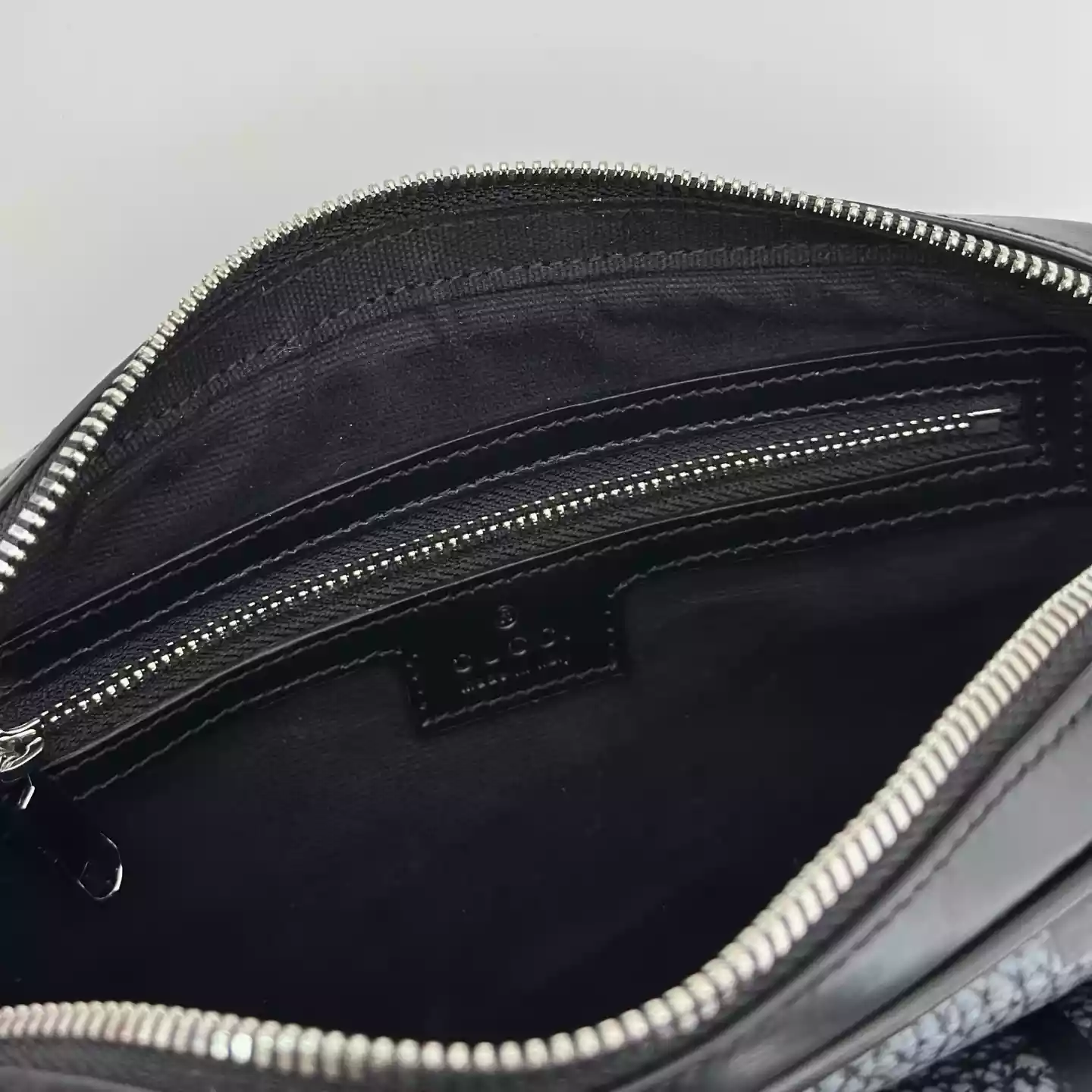 GG jumbo small crossbody bag in grey and black GG leather – BG077