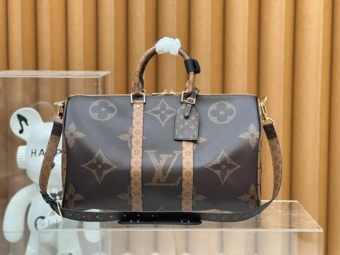 Louis Vuitton Keepall Bandoulière 45 in Monogram Giant Canvas – LW191