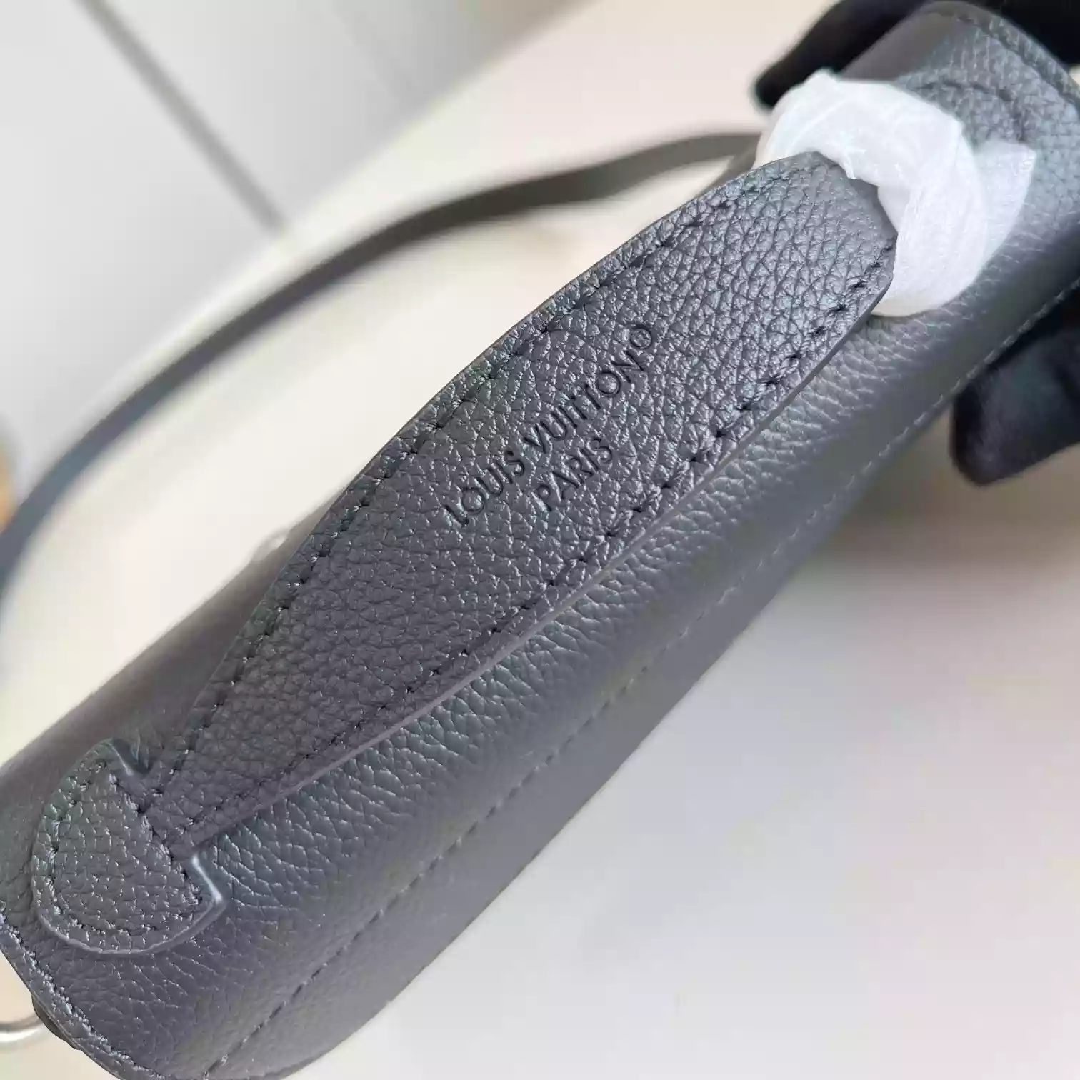 STEAMER EAST WEST WEARABLE WALLET BLACK MONOGRAM TAURILLON M13888 – LW277