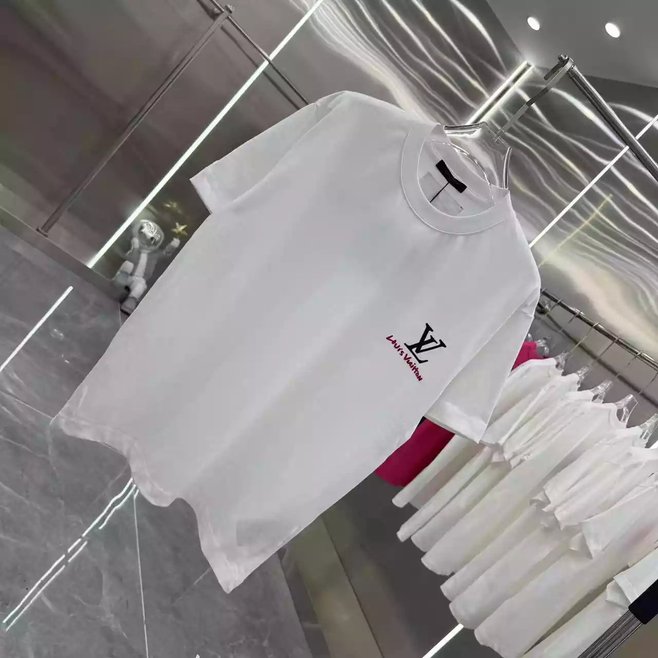 Louis Vuitton White Logo Print T-Shirt  – LVTS084