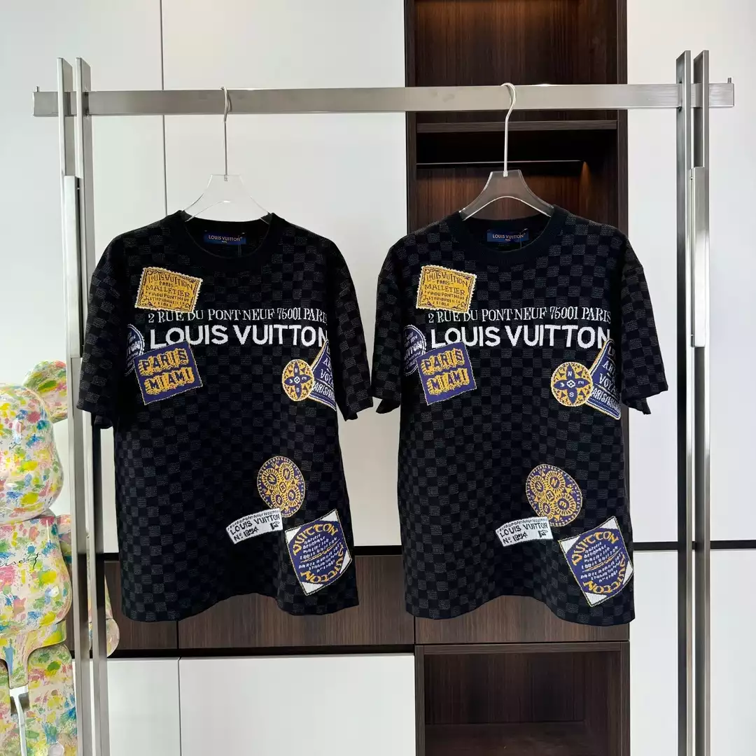 LV ART PRINTED DAMIER COTTON T-SHIRT IN BLACK – LVTS107