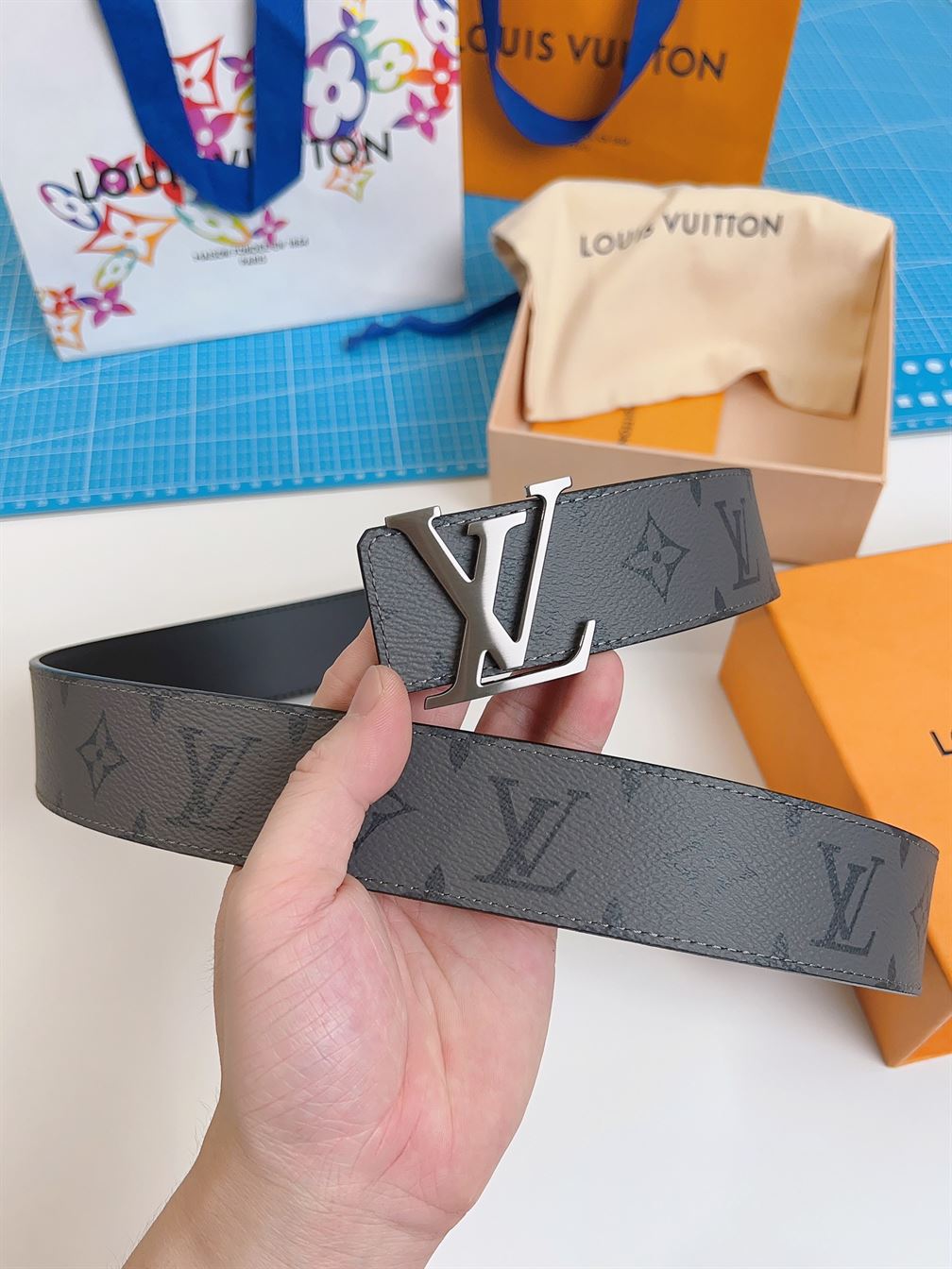 LOUIS VUITTON LV INITIALES 40MM REVERSIBLE BELT – LBE027