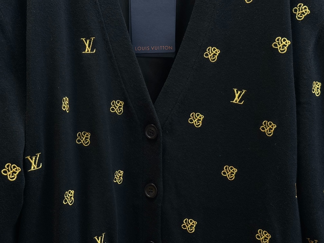 Louis Vuitton ‘LV’ Black Coat – LVC048
