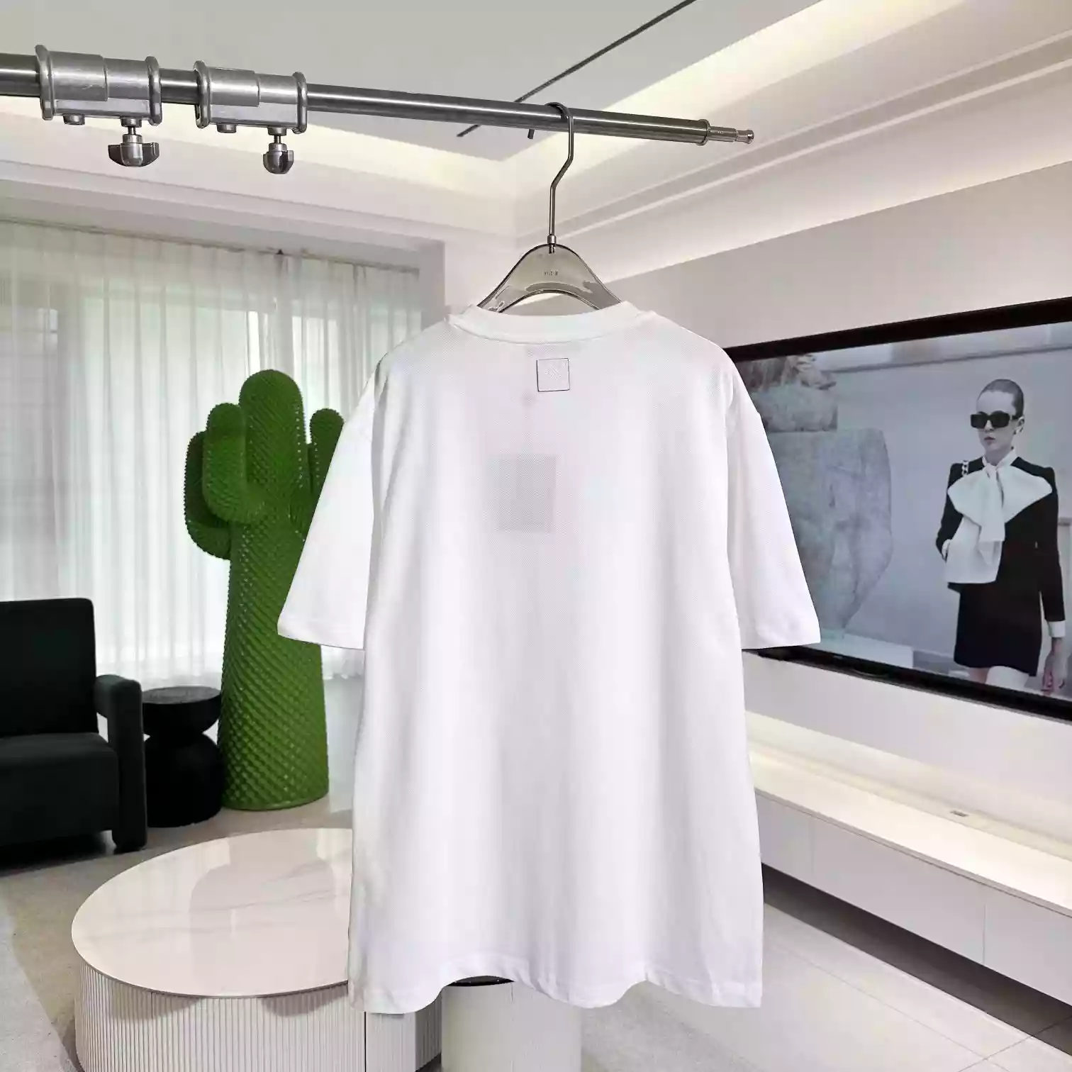 EMBROIDERED T-SHIRT IN WHITE – LVTS096