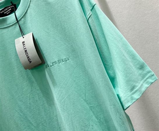 BALENCIAGA MEN’S LOGO T-SHIRT MEDIUM FIT IN GREEN – BAS004