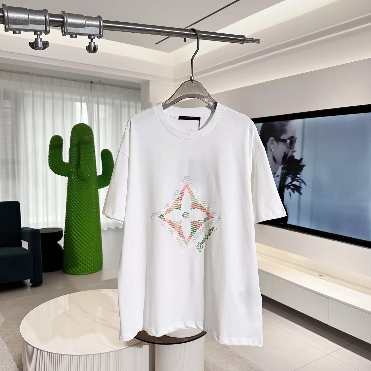 MONOGRAM FLOWER 3D GRADIENT PRINT T-SHIRT IN WHITE – LVTS124