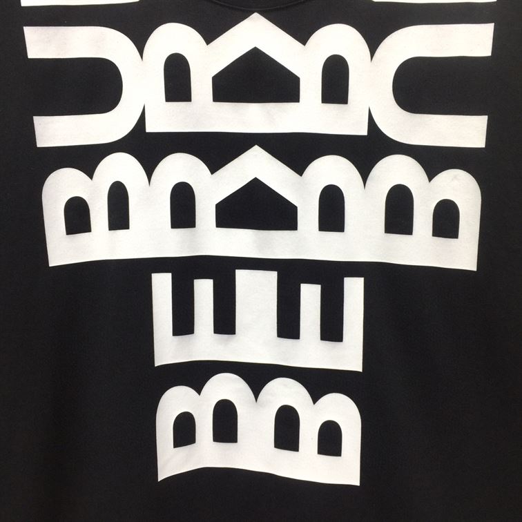 BURBERRY LOGO PRINT COTTON OVERSIZED T-SHIRT IN BLACK – BRS003