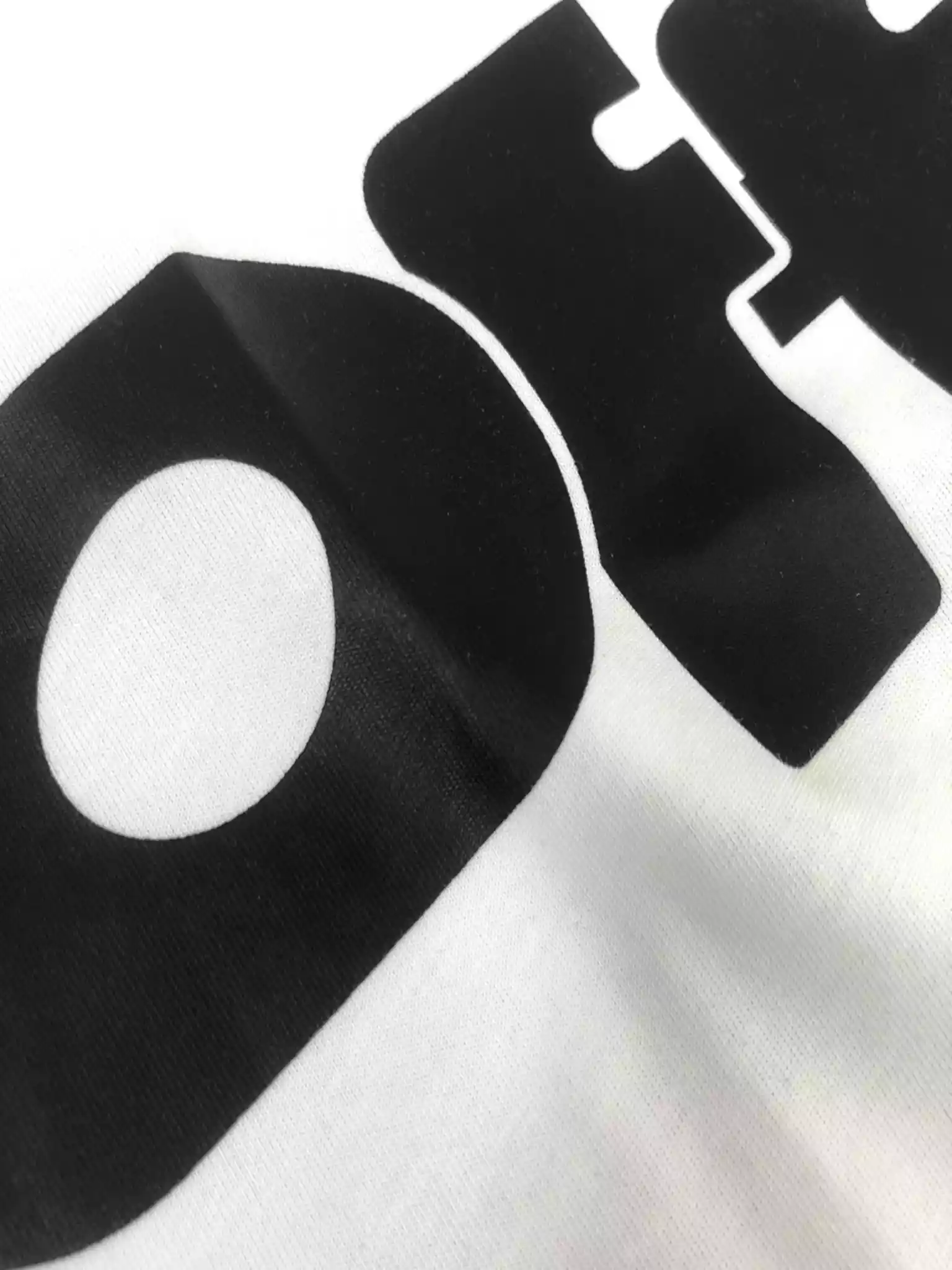 WHITE TYPE GRAPHIC S/S T-SHIRT IN WHITE – OWS041