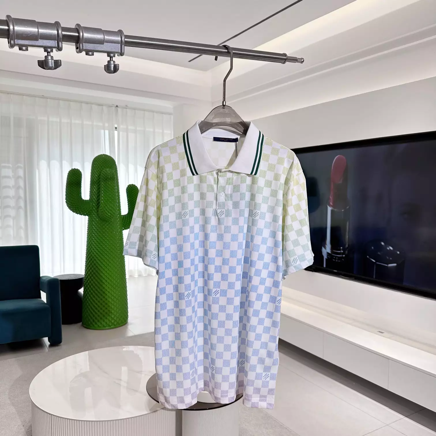 GRADIENT POLOSHIRT IN MULTICOLOR – LVTS139