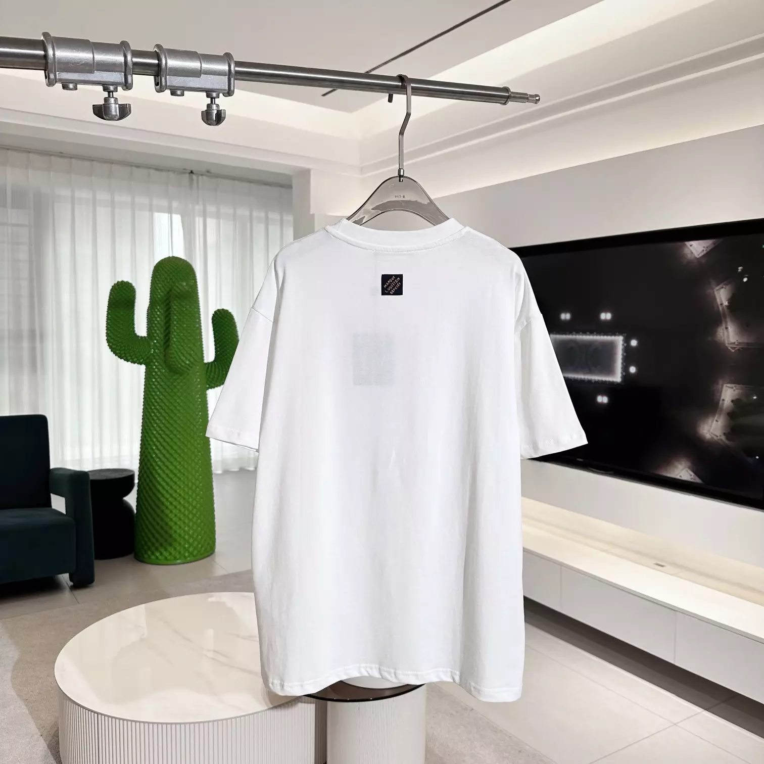 MONOGRAM FLOWER 3D GRADIENT PRINT T-SHIRT IN WHITE – LVTS124