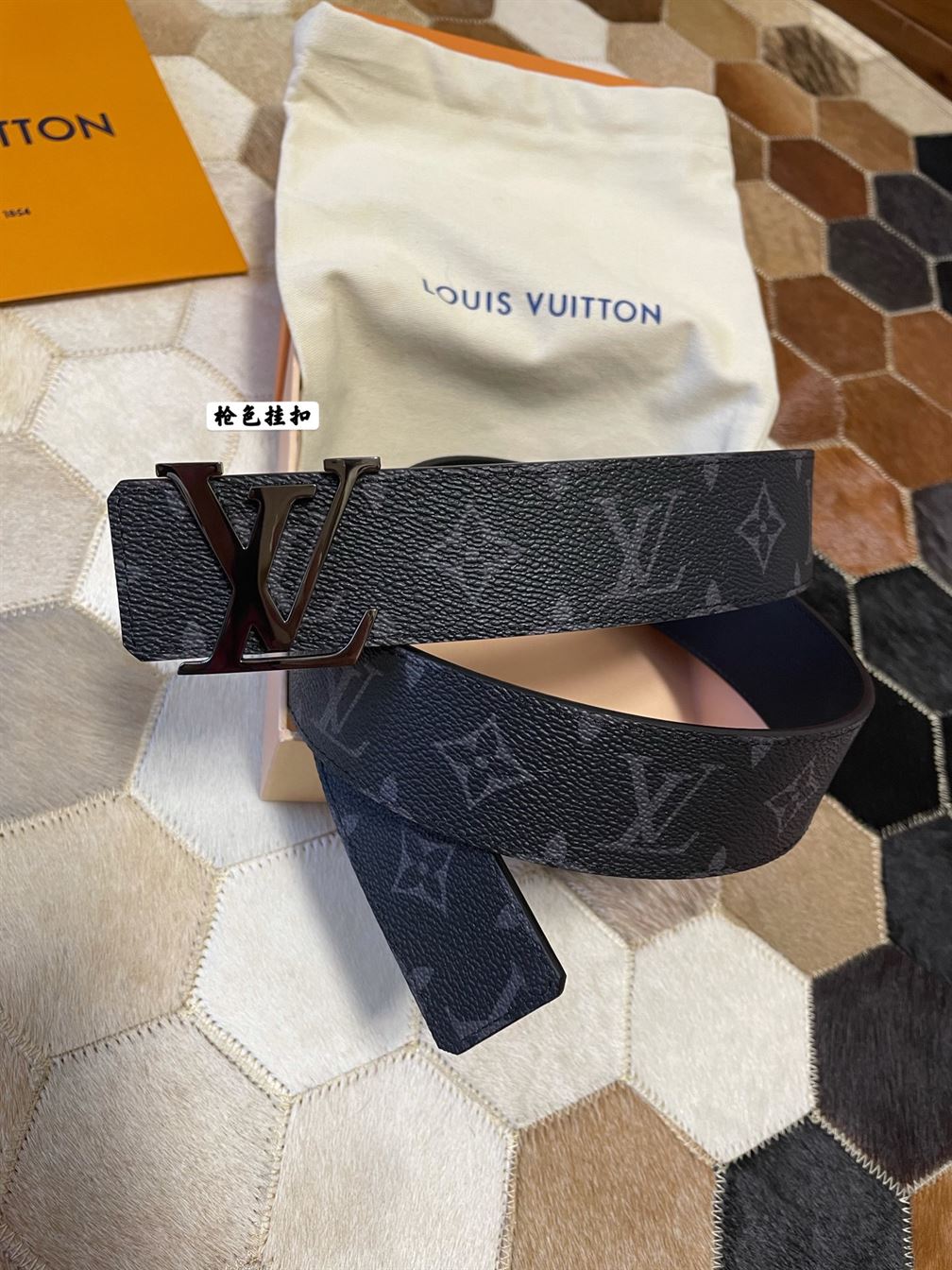 LV INITIALES 40MM REVERSIBLE – LVB010