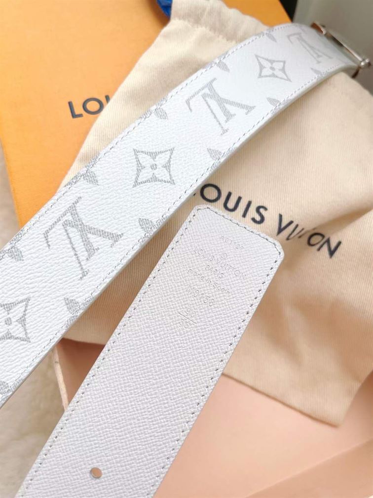 LV INITIALES REVERSIBLE BELT MONOGRAM ECLIPSE TAIGA 40MM – LBE014